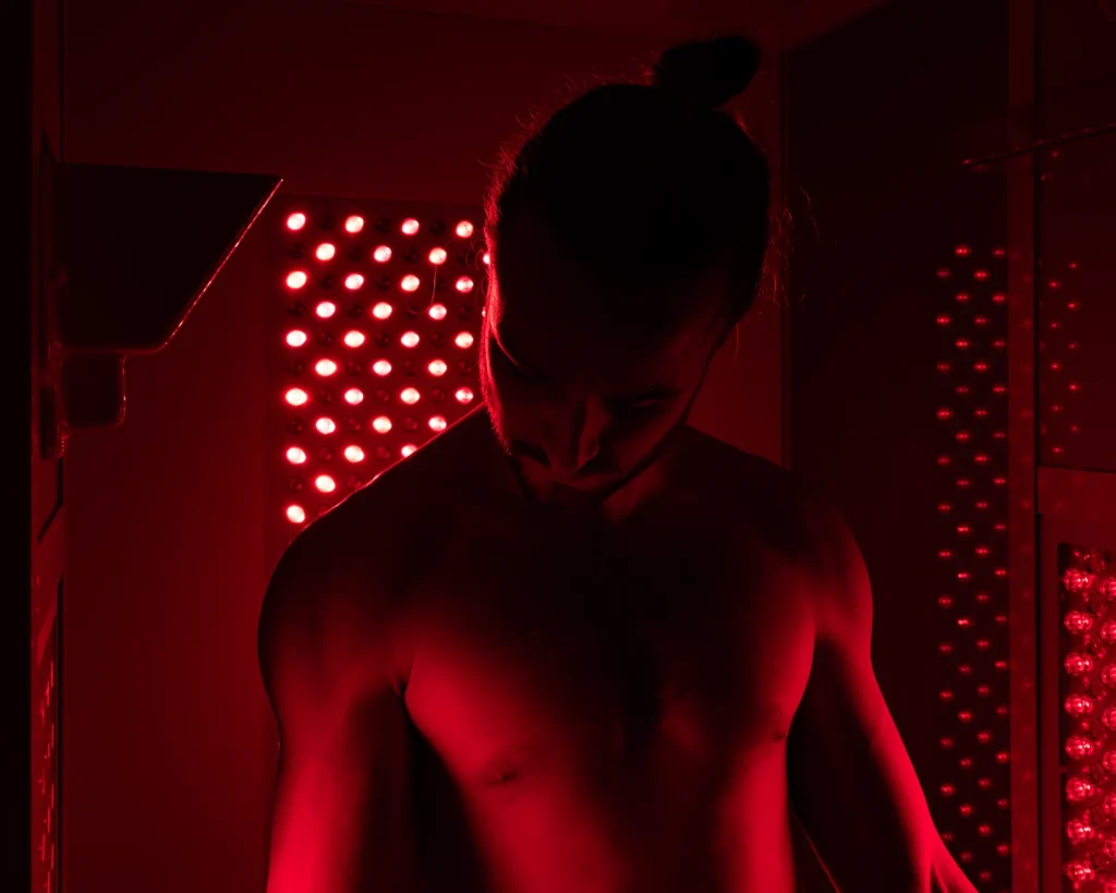 Mann in der Rotlicht-Kabine bei der Rotlicht & Salz Anwendung in der Recovery Box