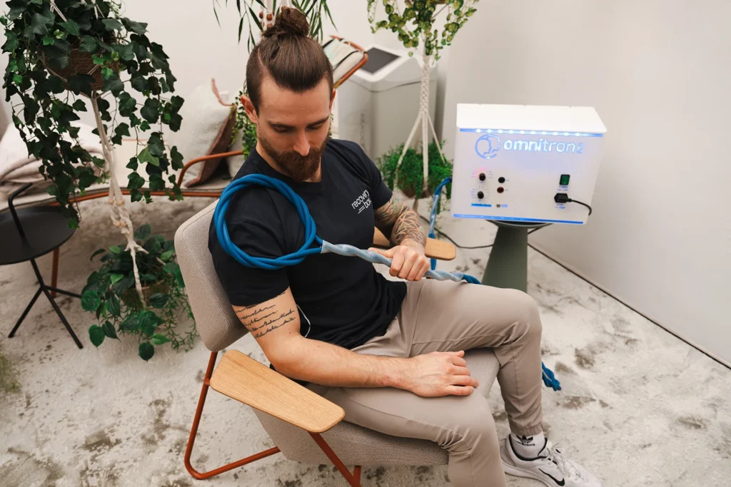 Mann bei der High Energy Cell Treatment Anwendung mit Omnitron Pro Technologie