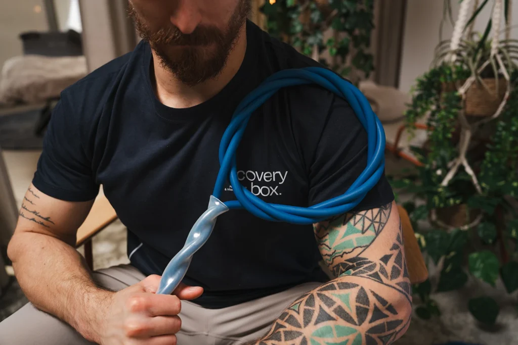 Mann bei der High Energy Cell Treatment Anwendung mit Omnitron Pro Technologie